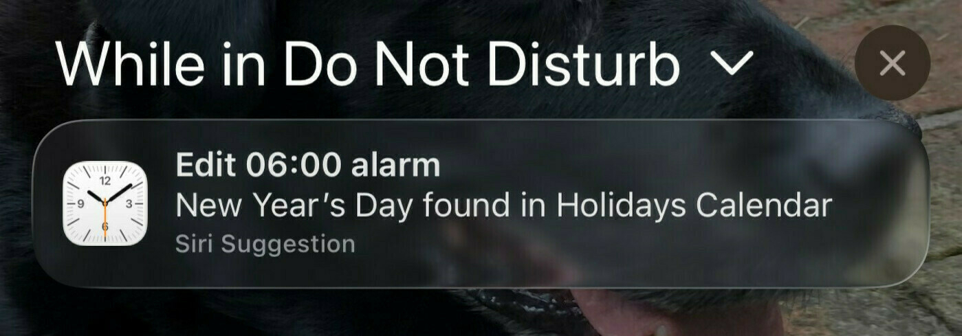 An iPhone notification suggesting to change tomorrow’s alarm because it is New Year’s Day tomorrow. 